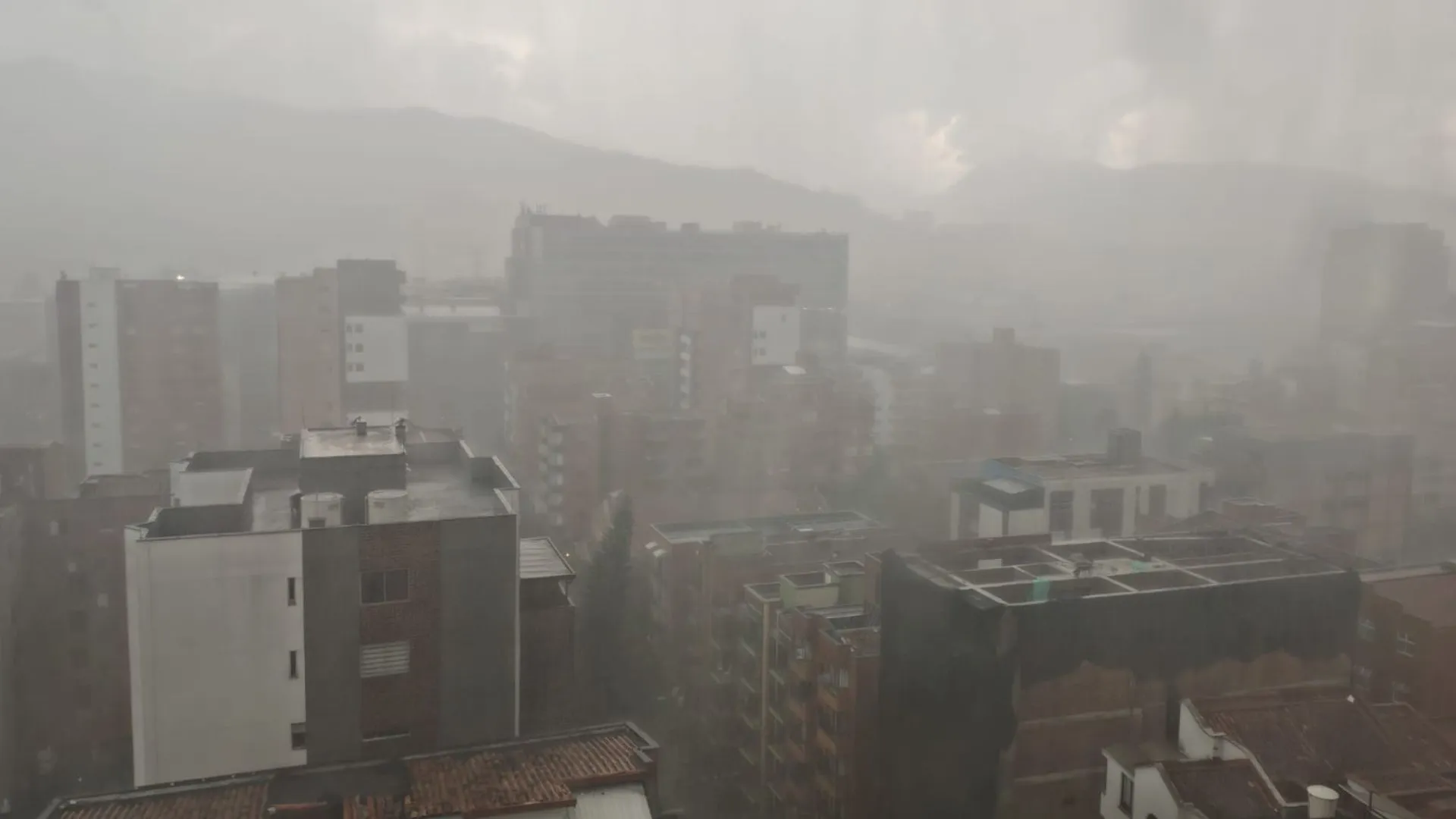 Inundaciones y desbordes paralizan Medellín: barrios y vías del Valle de Aburrá bajo alerta por lluvias intensas