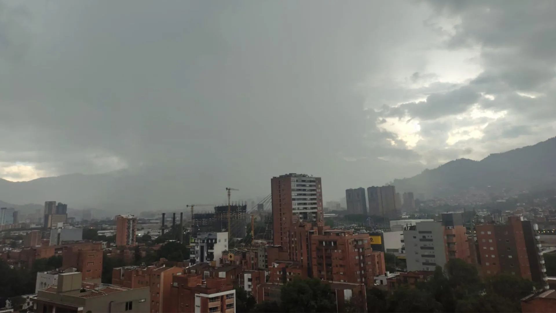 Inundaciones y desbordes paralizan Medellín: barrios y vías del Valle de Aburrá bajo alerta por lluvias intensas