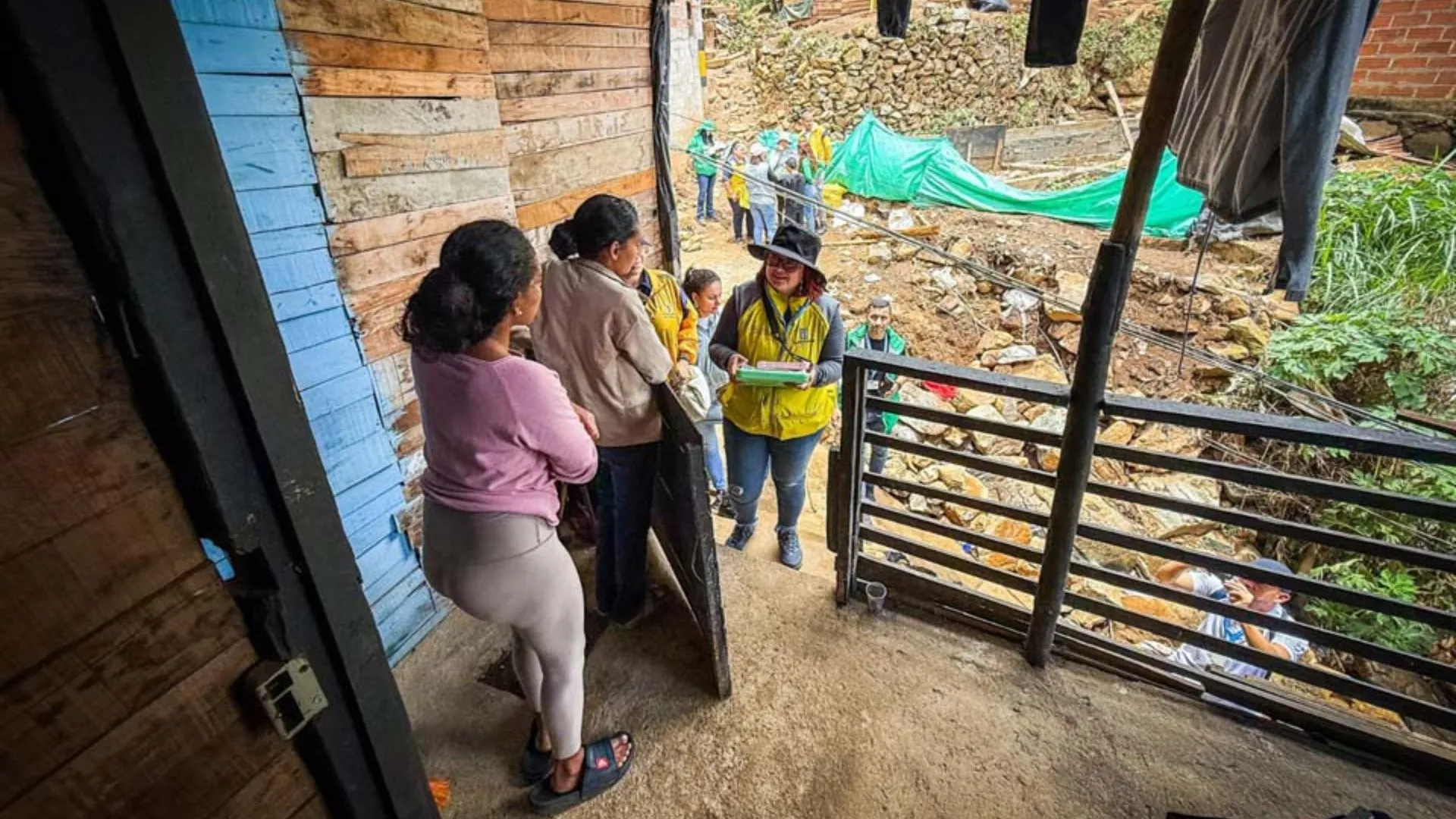 ¡A contrarreloj! Medellín ordena evacuación masiva en Manrique tras tragedia cobró la vida de un menor