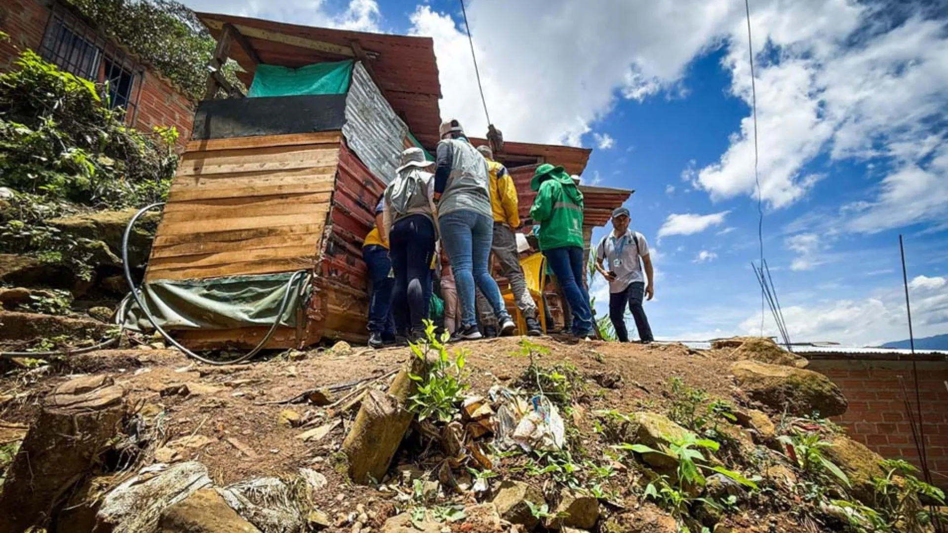 ¡A contrarreloj! Medellín ordena evacuación masiva en Manrique tras tragedia cobró la vida de un menor