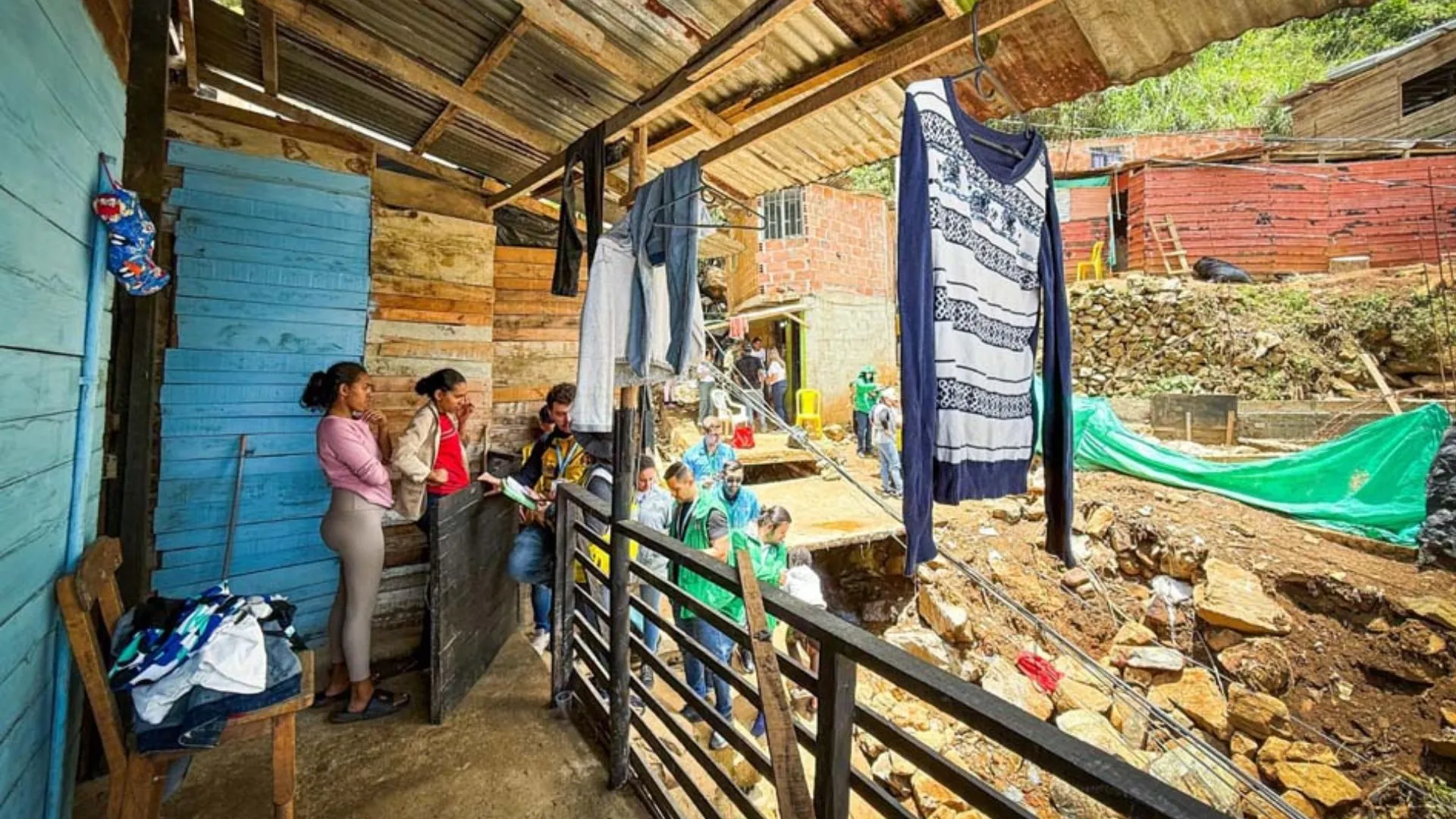 ¡A contrarreloj! Medellín ordena evacuación masiva en Manrique tras tragedia cobró la vida de un menor