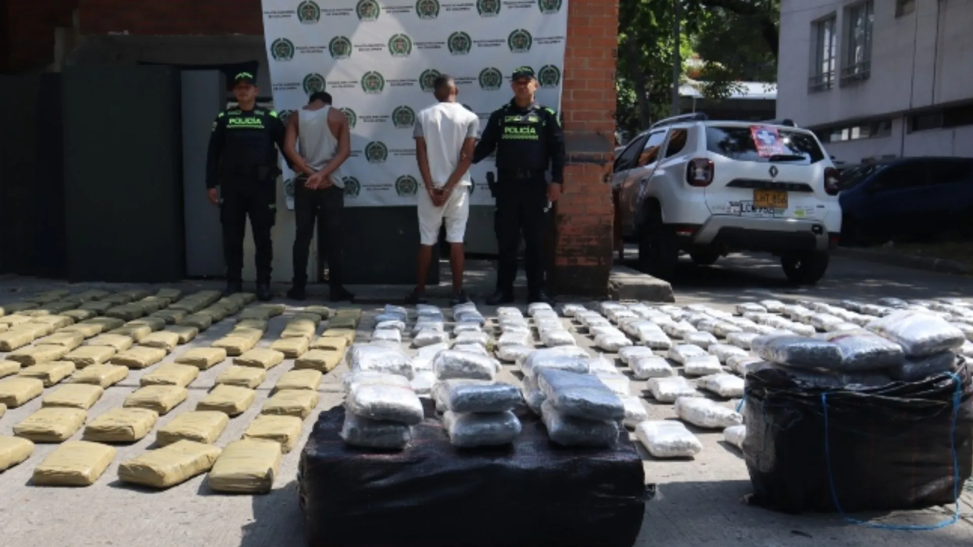 ¡Se les cayó el teatro! Cayó falso vehículo de salud cargado con media tonelada de marihuana en Cali