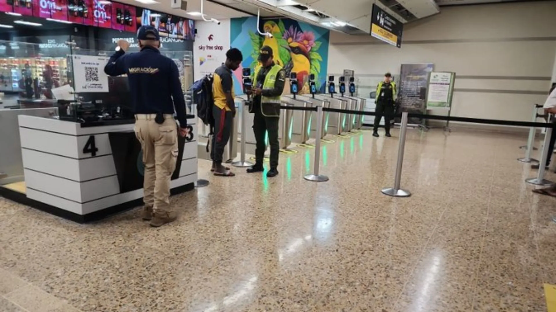 Panamá devuelve a 56 colombianos a Medellín: operación internacional contra migración irregular