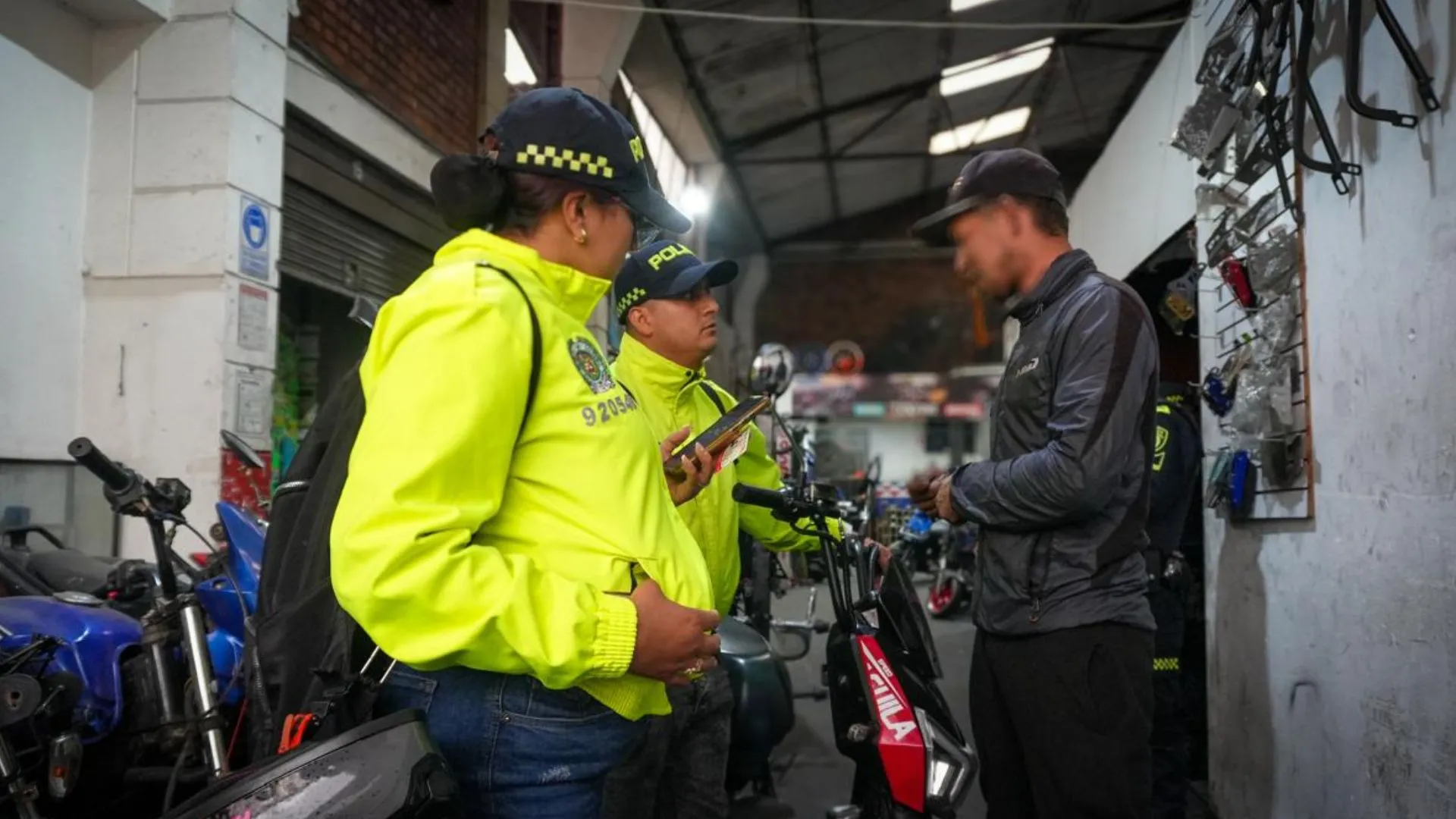 ¡Cayó en La Favorita! Compró una moto robada con factura falsa y terminó tras la rejas