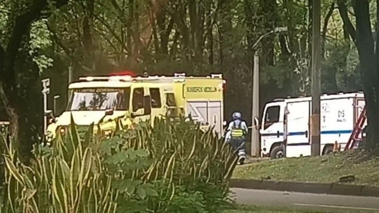 ¡Tragedia en la avenida 80! Motociclista muere tras choque con volqueta