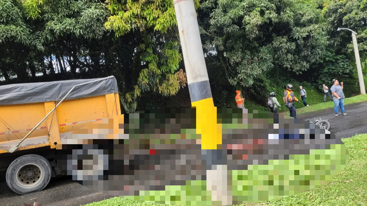 ¡Tragedia en la avenida 80! Motociclista muere tras choque con volqueta