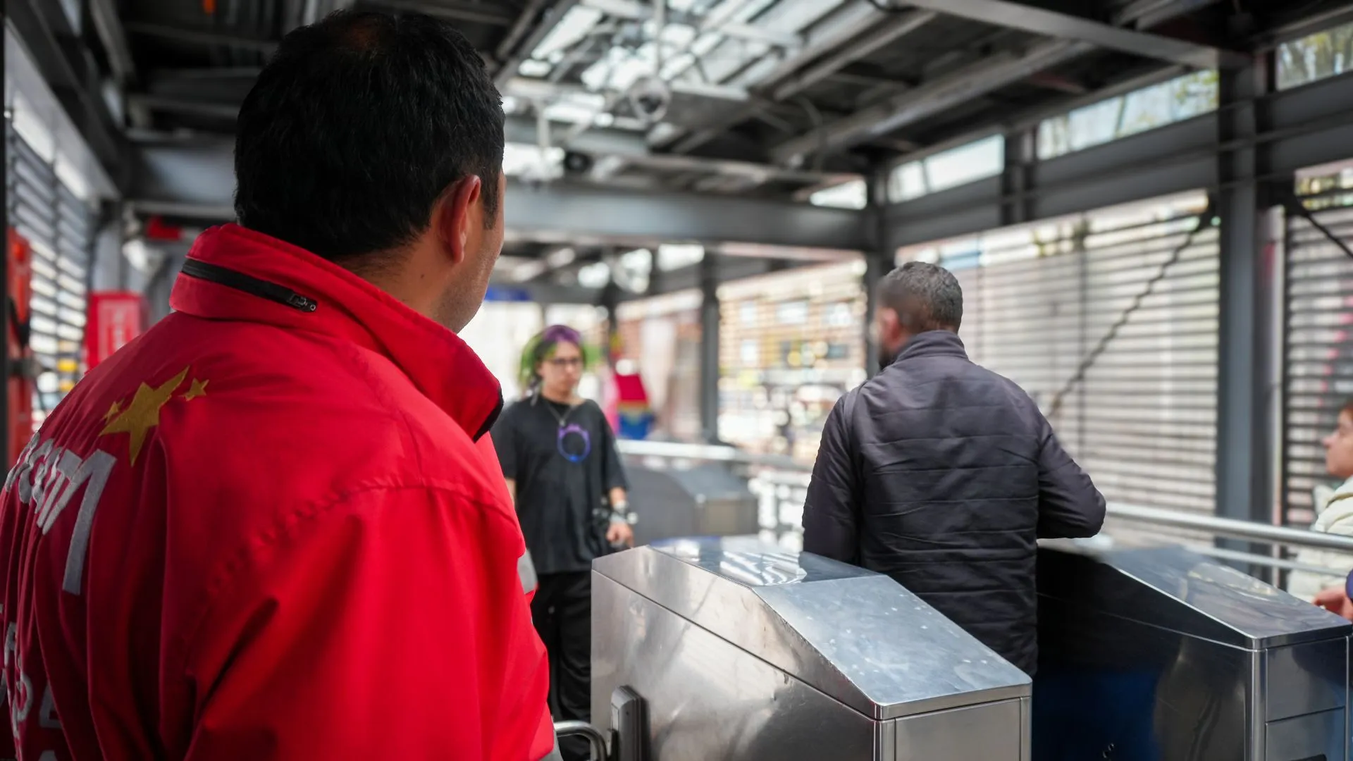 ¡Se tomaron la Caracas! Masivo operativo en TransMilenio deja armas incautadas y varios sancionados