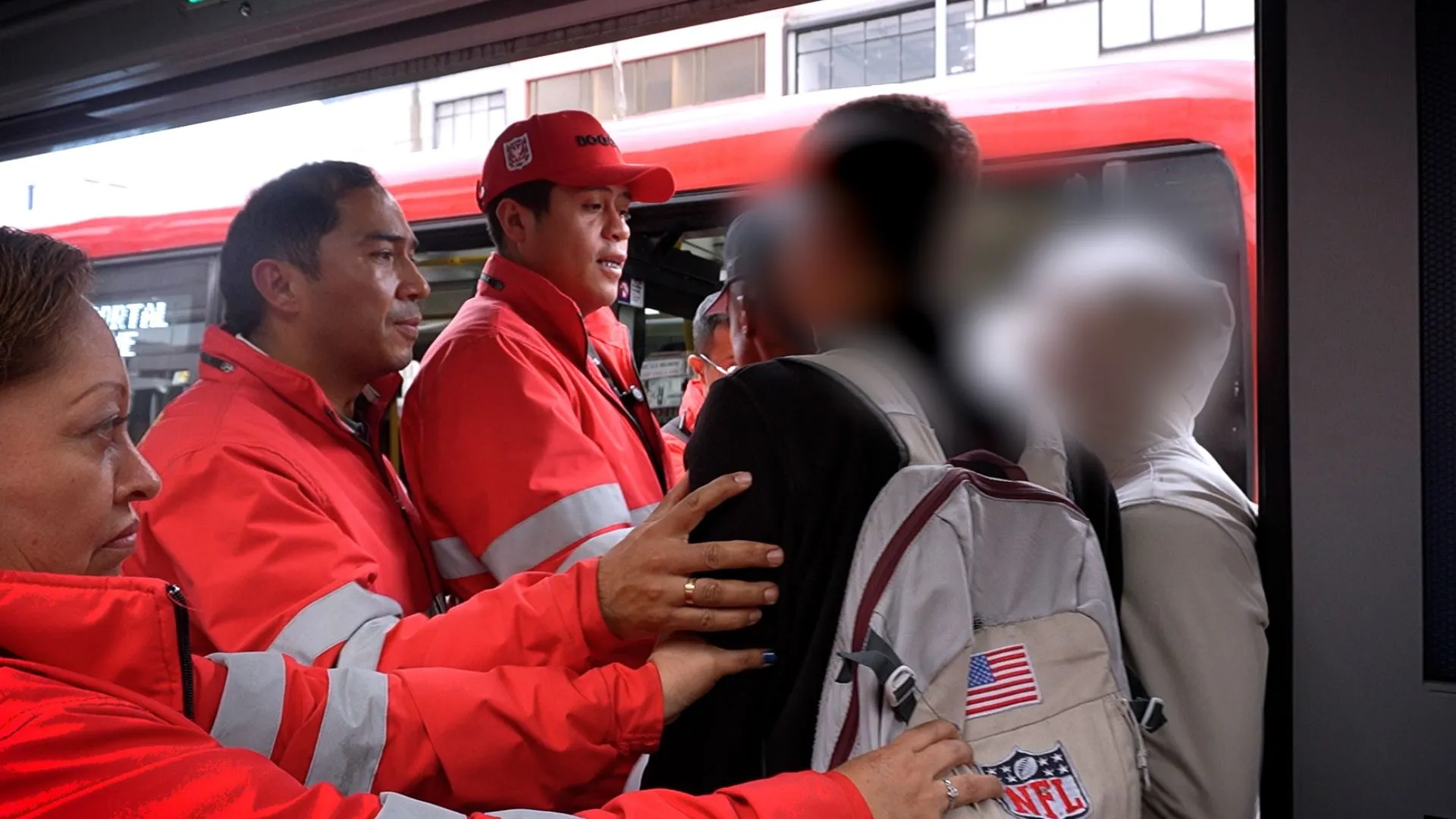 ¡Se tomaron la Caracas! Masivo operativo en TransMilenio deja armas incautadas y varios sancionados