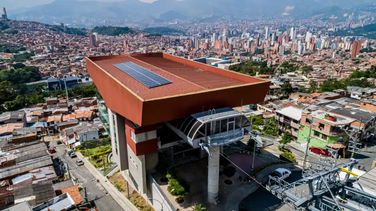 Paneles solares del Metro de Medellín ya aportan energía a la red eléctrica