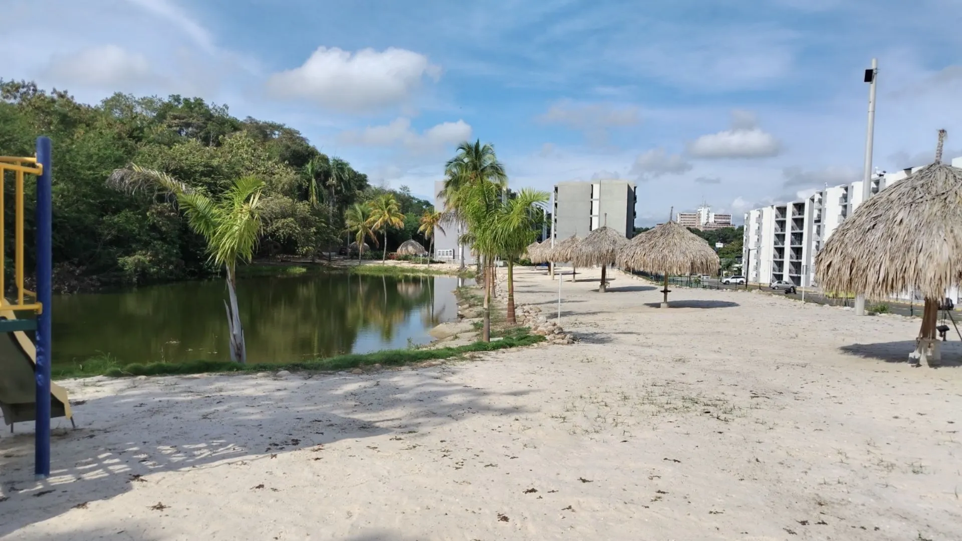 ¡Se pasaron de la raya! Conjunto residencial construyó playa y kioscos sobre una laguna protegida en Ricaurte