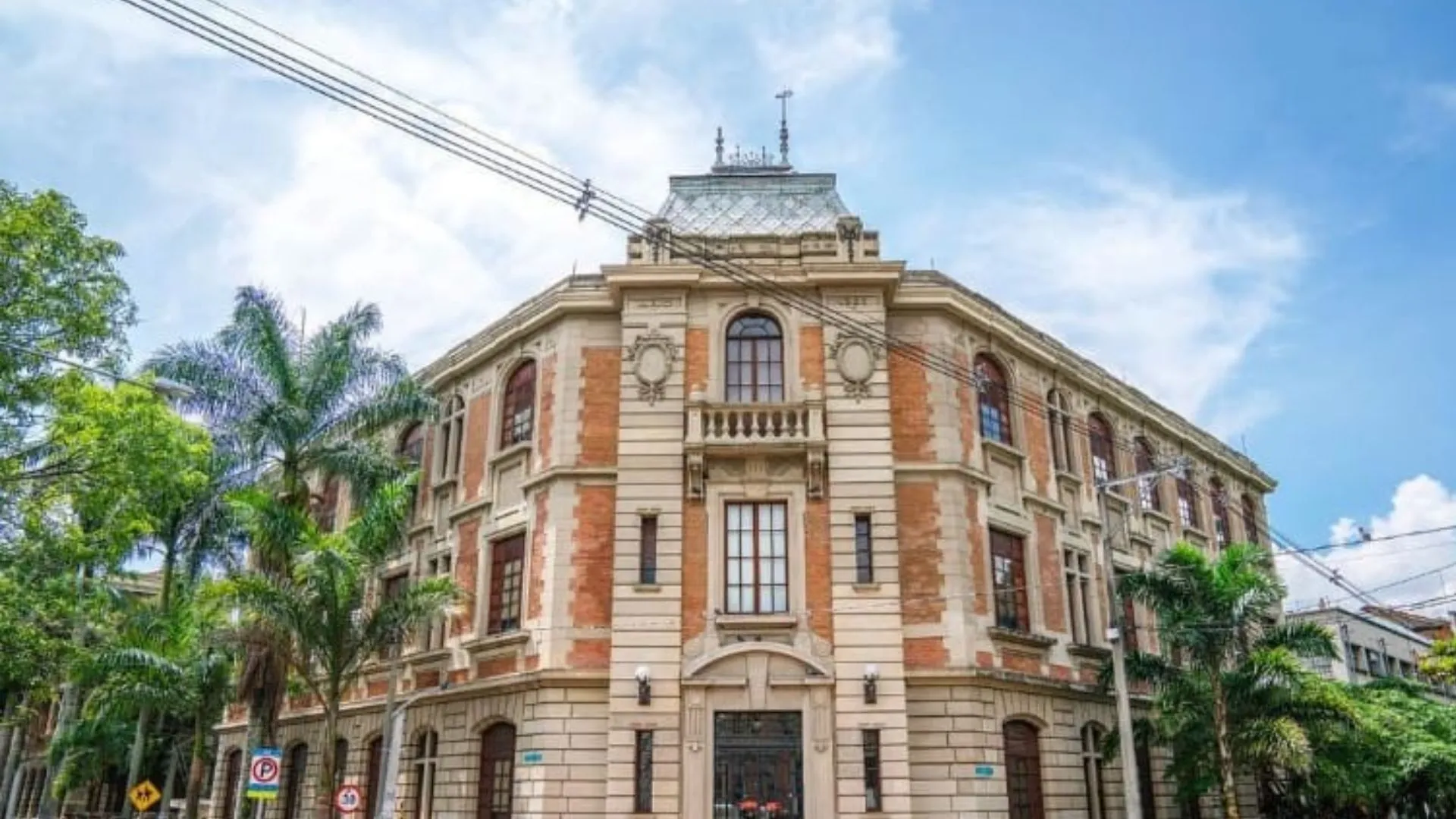 ¡Hasta con gafas inteligentes! Pillaron a 40 aspirantes a Medicina haciendo fraude en examen de la UdeA