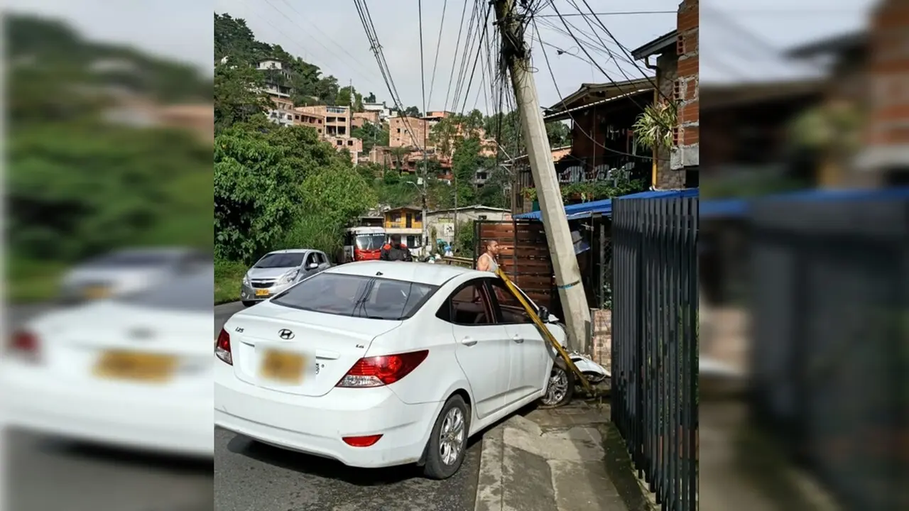 ¡Se le cruzaron los cables!: Conductor se dio duro contra un poste en la vía a Santa Elena