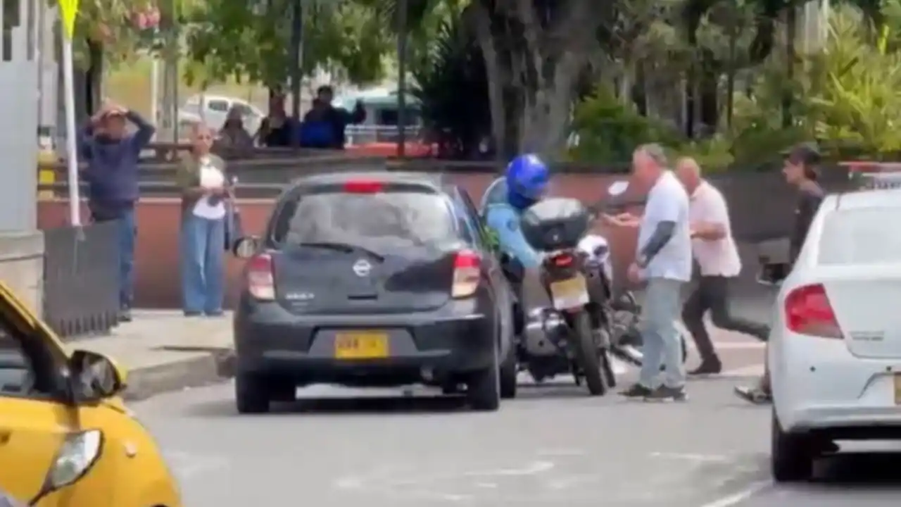 ¡Se quiso pasar de vivo! Conductor se voló de control en la Terminal del Norte y arrolló a agentes de tránsito