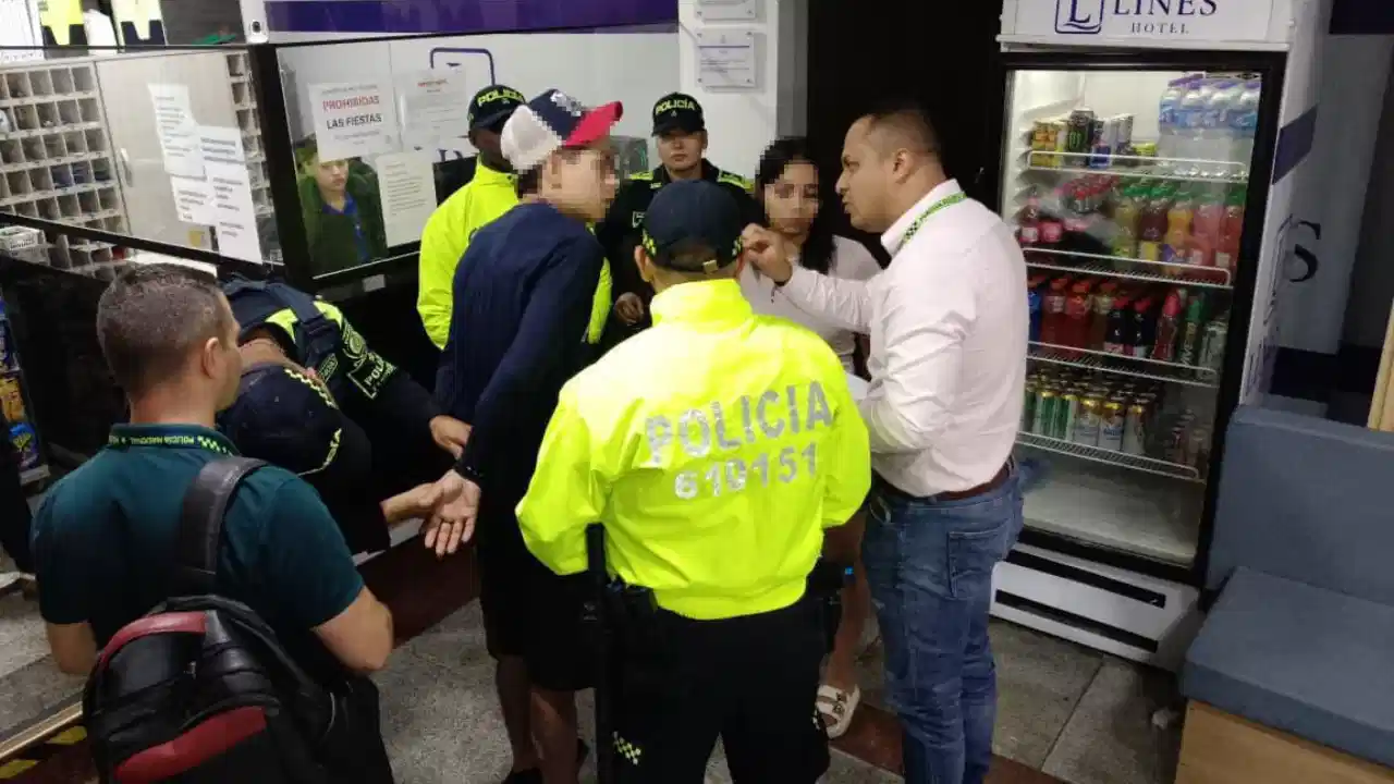 ¡Qué desalmados! Cayó pareja que casi mata a golpes a niño de dos años en un hotel de Medellín