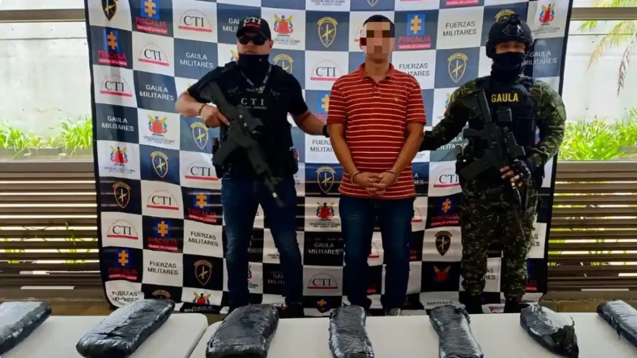 ¡Lo pillaron en la vía! Iba con droga y material de guerra en Amagá