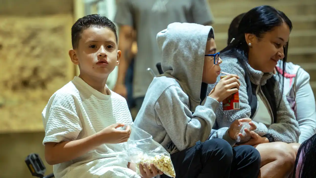 ¡Parche con crispetas! Vuelve el cine a las estaciones del Metro
