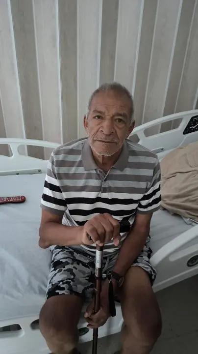 Don Rogelio se encuentra internado desde el pasado 20 de noviembre en el Hospital Manuel Uribe Ángel, a la espera de un traslado urgente por parte de Nueva EPS, para recibir un tratamiento especializado que ya fue ordenado por sus médicos tratantes