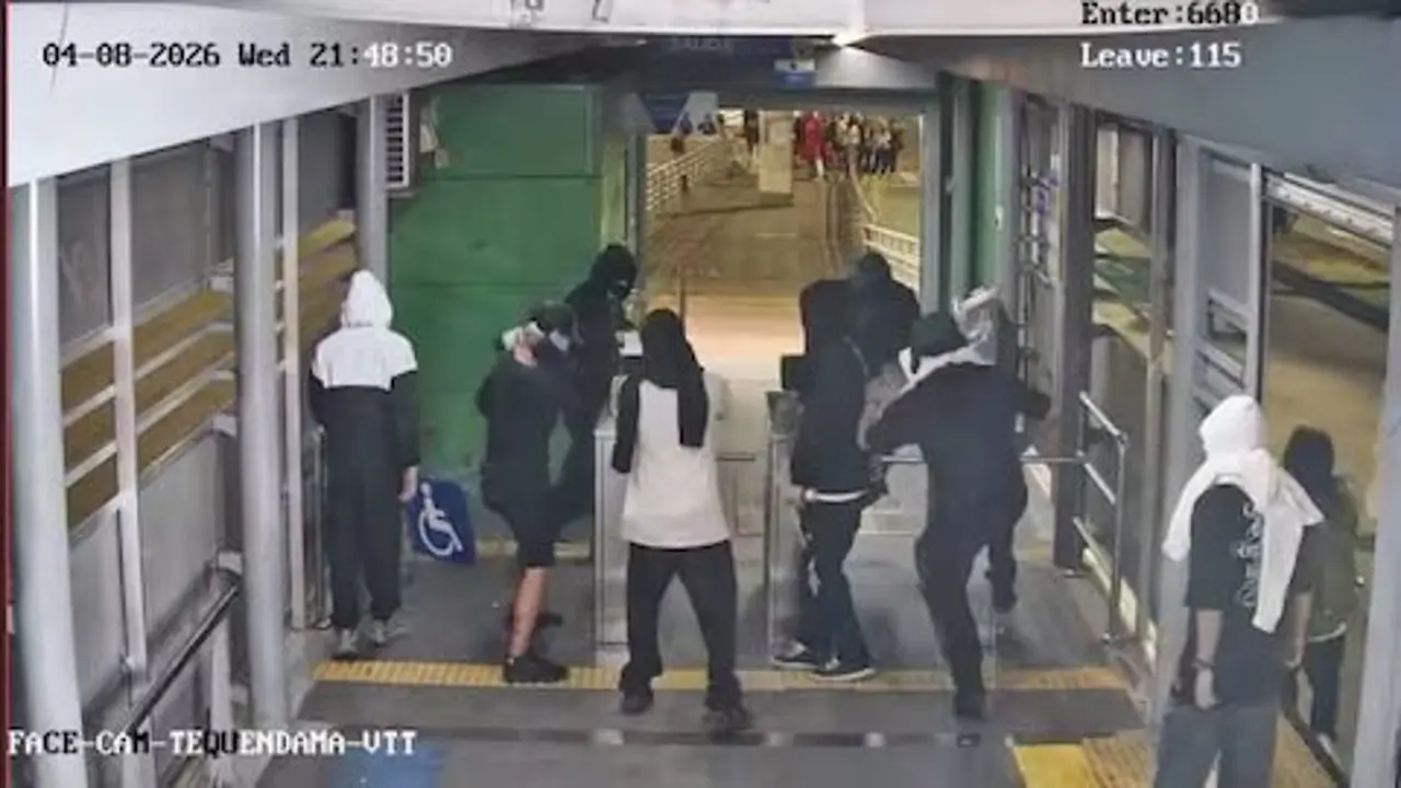 encapuchados en cali vandalizaron estaciones del mio