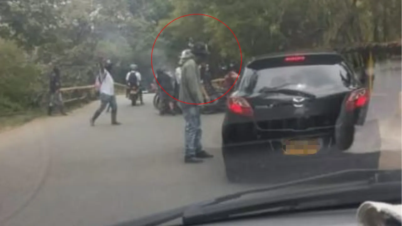 Como si nada: encapuchados armados montan retén en Jamundí, Valle del Cauca