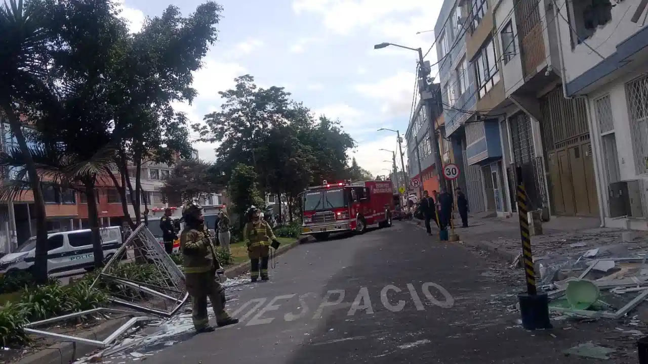 Fuerte explosión en fábrica provoca incendio en zona industrial en Bogotá