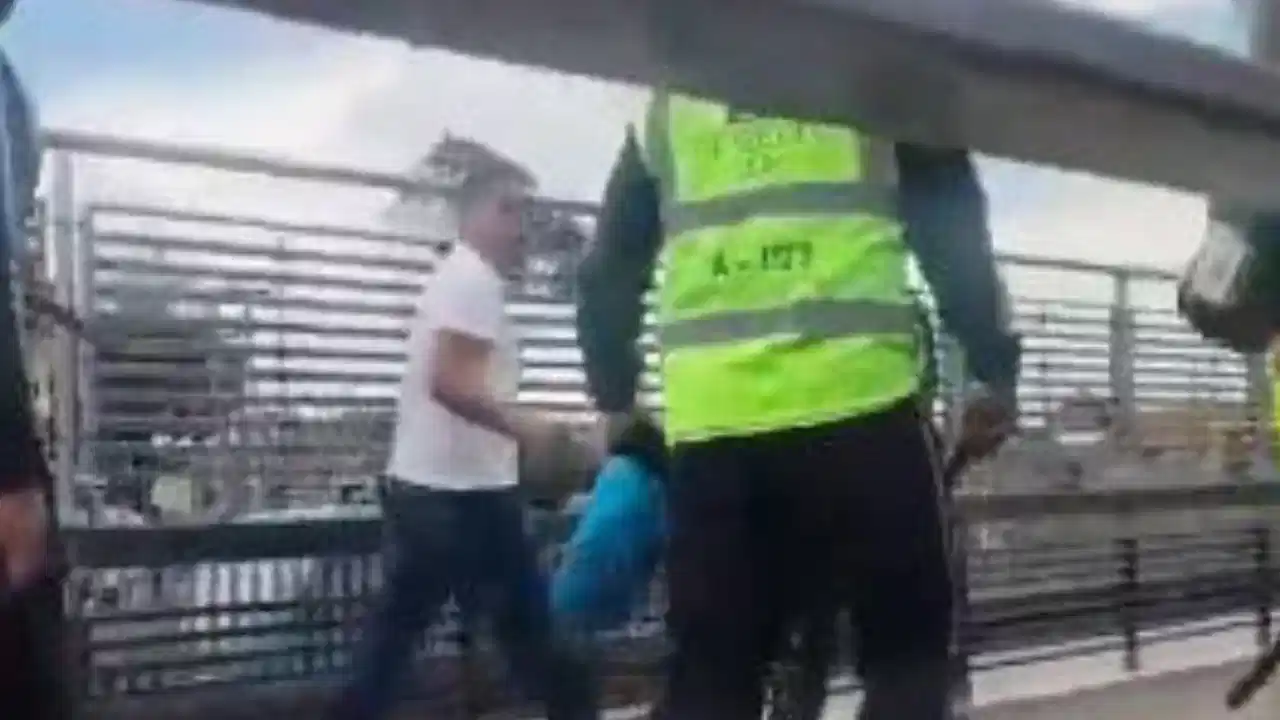 ¡Por no pagar! Usuario atacó con tijeras a guardas de TransMilenio y dejó dos heridos