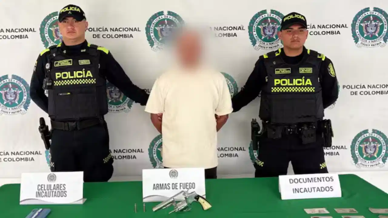 Lo pillaron en pleno velorio: capturan a hombre armado en iglesia de Bogotá