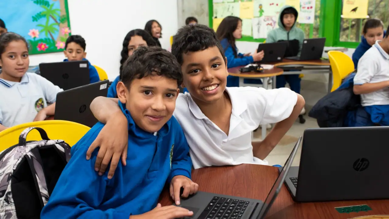 ¡No se queden atrás! Más de 2 mil pelados en Medellín ya están volando con inteligencia artificial y robótica