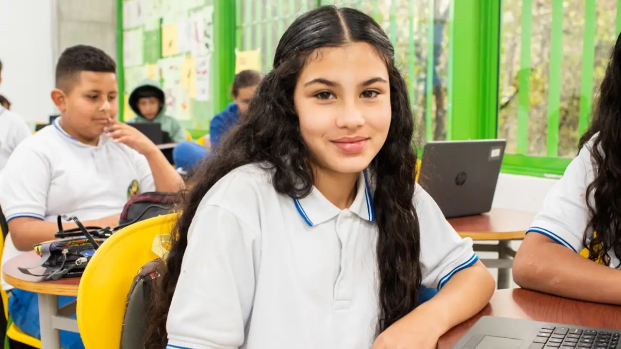 ¡No se queden atrás! Más de 2 mil pelados en Medellín ya están volando con inteligencia artificial y robótica