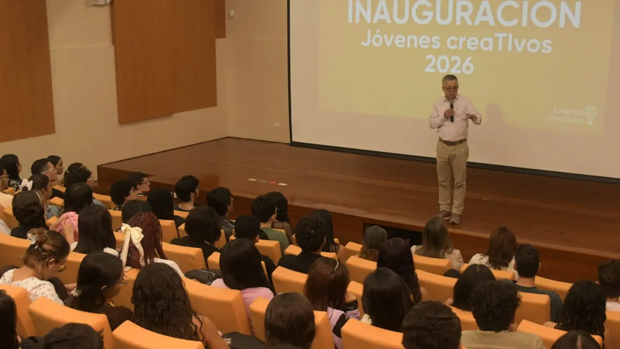 ¡Del colegio al mundo digital! Jóvenes en Medellín se preparan para trabajar y emprender