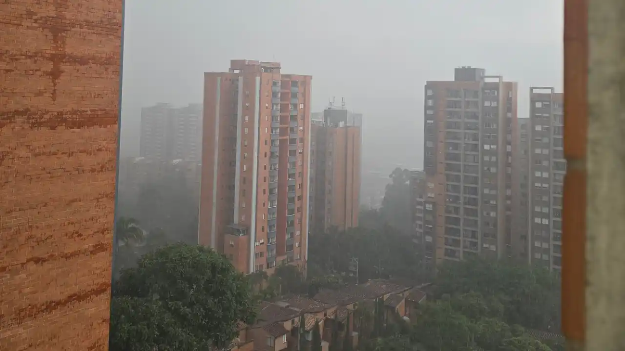 ¡Lluvia con relámpagos y granizo! Fuertes precipitaciones sacuden el Valle de Aburrá