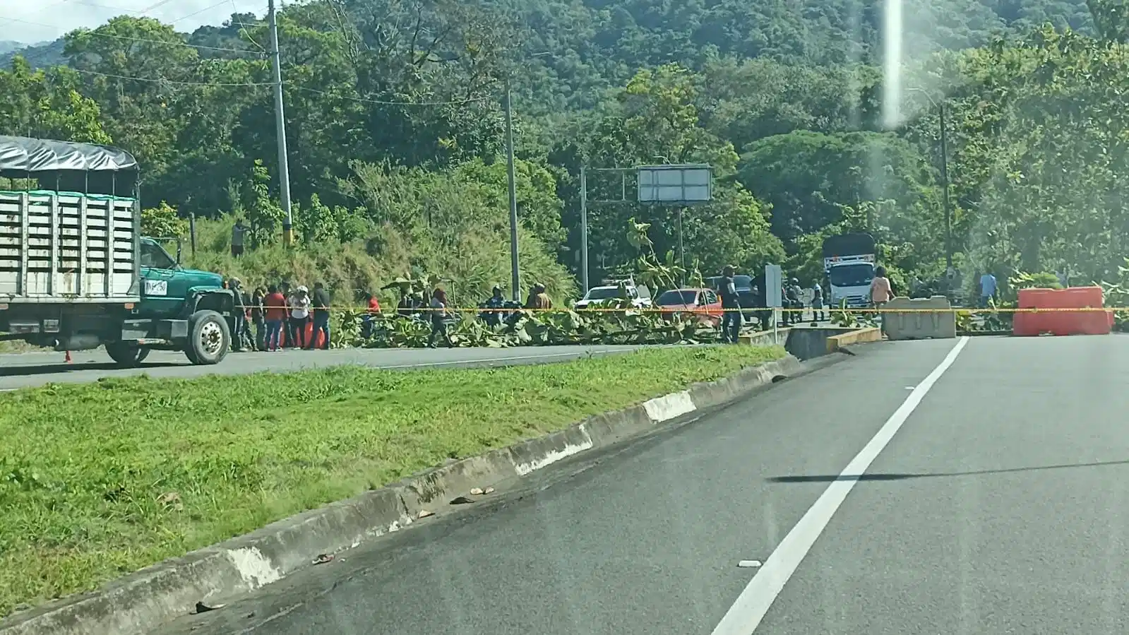 ¡Vía totalmente cerrada! Comunidad indígena bloquea paso en Mutatá