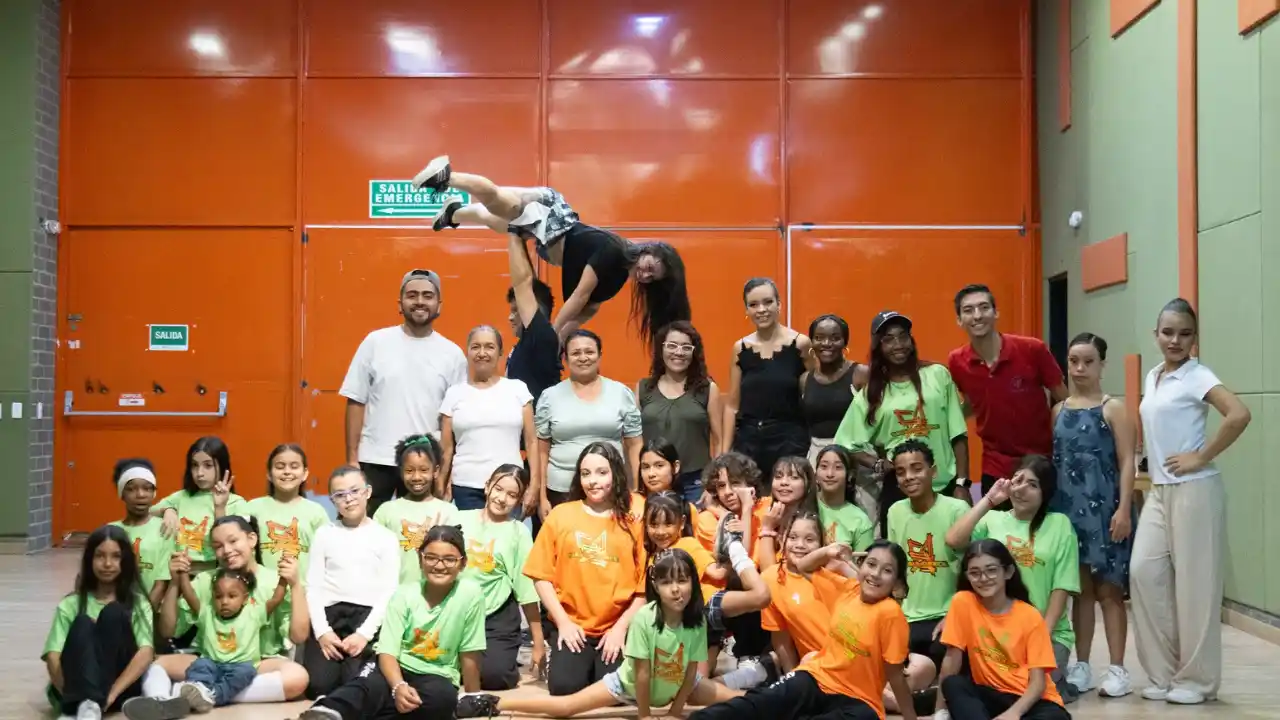 ¡Medellín empezó a bailar! Más de 800 artistas salen a las calles y al metro para una fiesta de 10 días