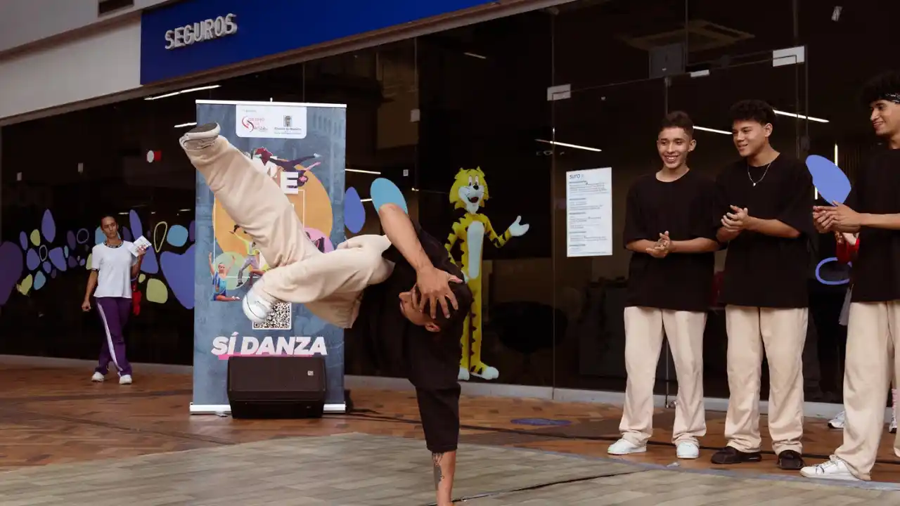 ¡Medellín empezó a bailar! Más de 800 artistas salen a las calles y al metro para una fiesta de 10 días