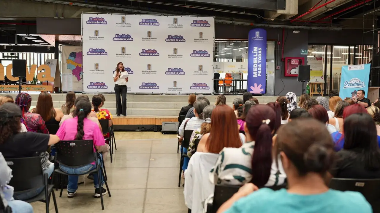 Lanzan programa para impulsar la autonomía de mujeres cuidadoras en Medellín