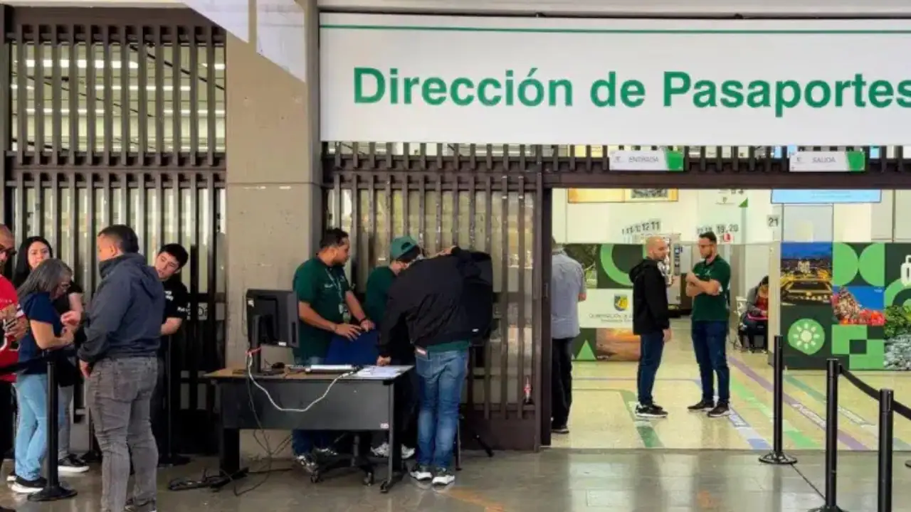 Colapsó el sistema de pasaportes: filas, citas perdidas y usuarios varados en Antioquia