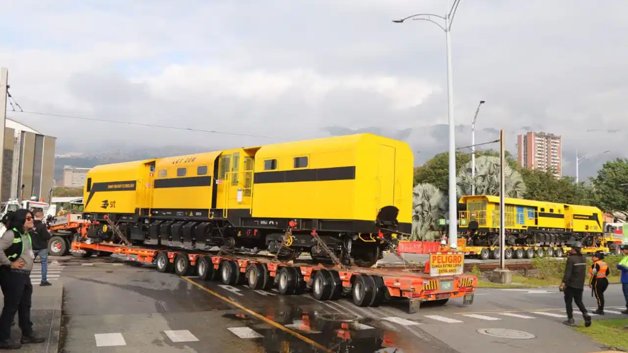 Metro de Medellín recibe nueva máquina para mantenimiento de rieles