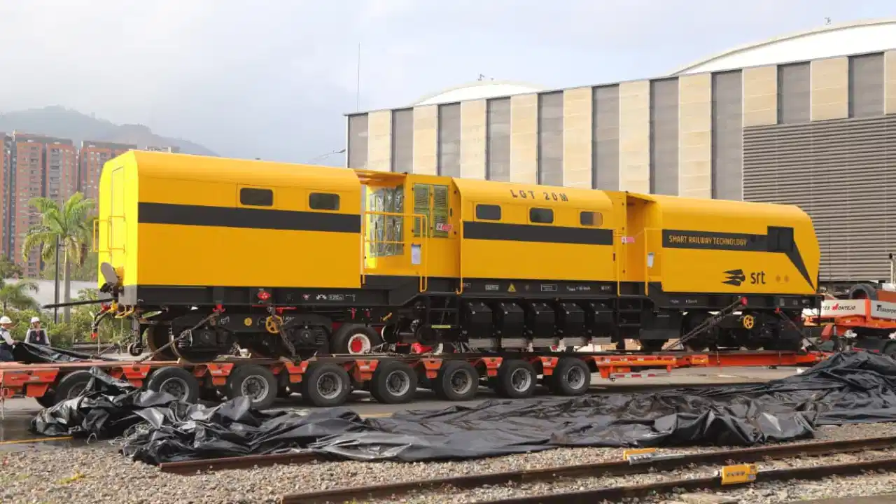 Metro de Medellín recibe nueva máquina para mantenimiento de rieles