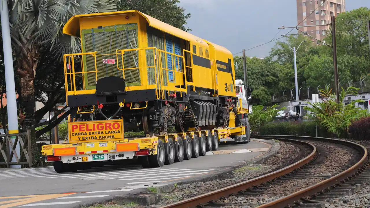 Metro de Medellín recibe nueva máquina para mantenimiento de rieles
