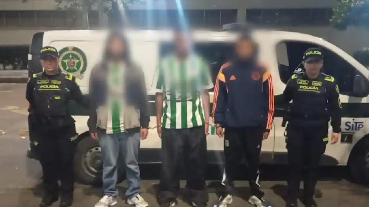 ¡No llegaron lejos! La Policía frena robo de pertenencias y camiseta de Millonarios dentro de un bus de TransMilenio