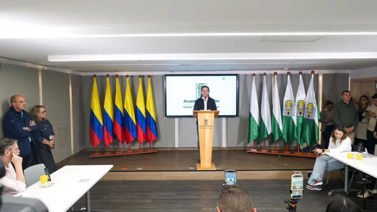 'No puede quedar en manos de quien saqueó a Medellín': Fico Gutiérrez anuncia acciones legales contra el nuevo SuperSalud