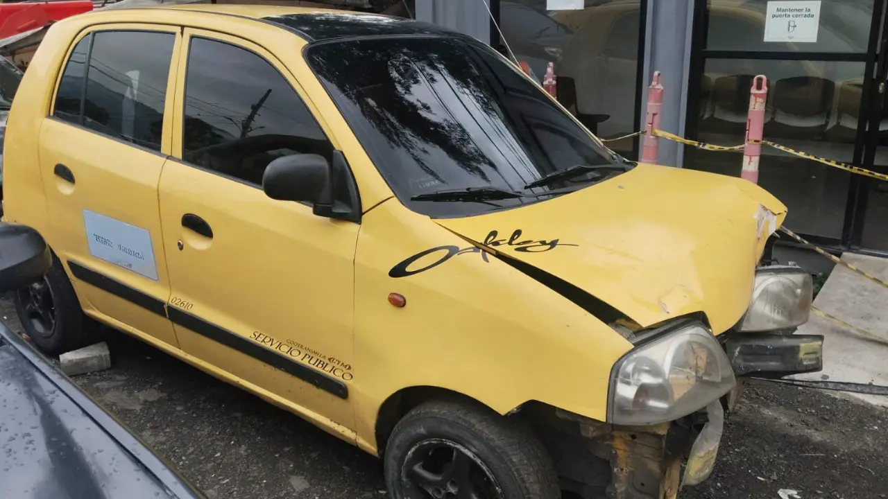 ¡Sin licencia y al volante! Taxista en presunto estado de embriaguez arrolla a motociclista en Medellín