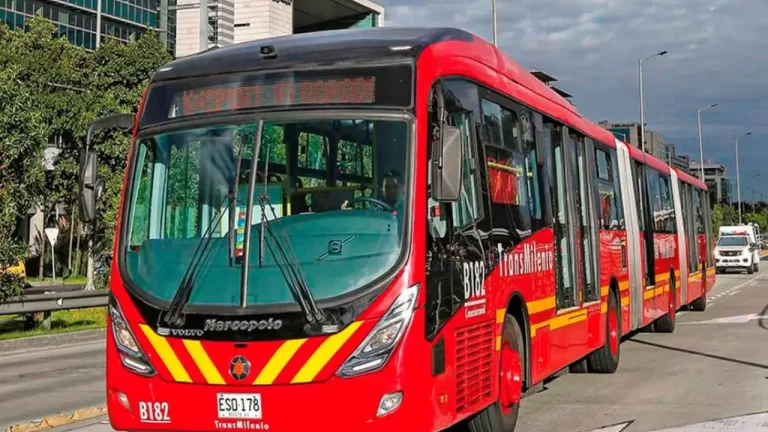 Aíslan vagón de TransMilenio por maleta abandonada en estación Universidades