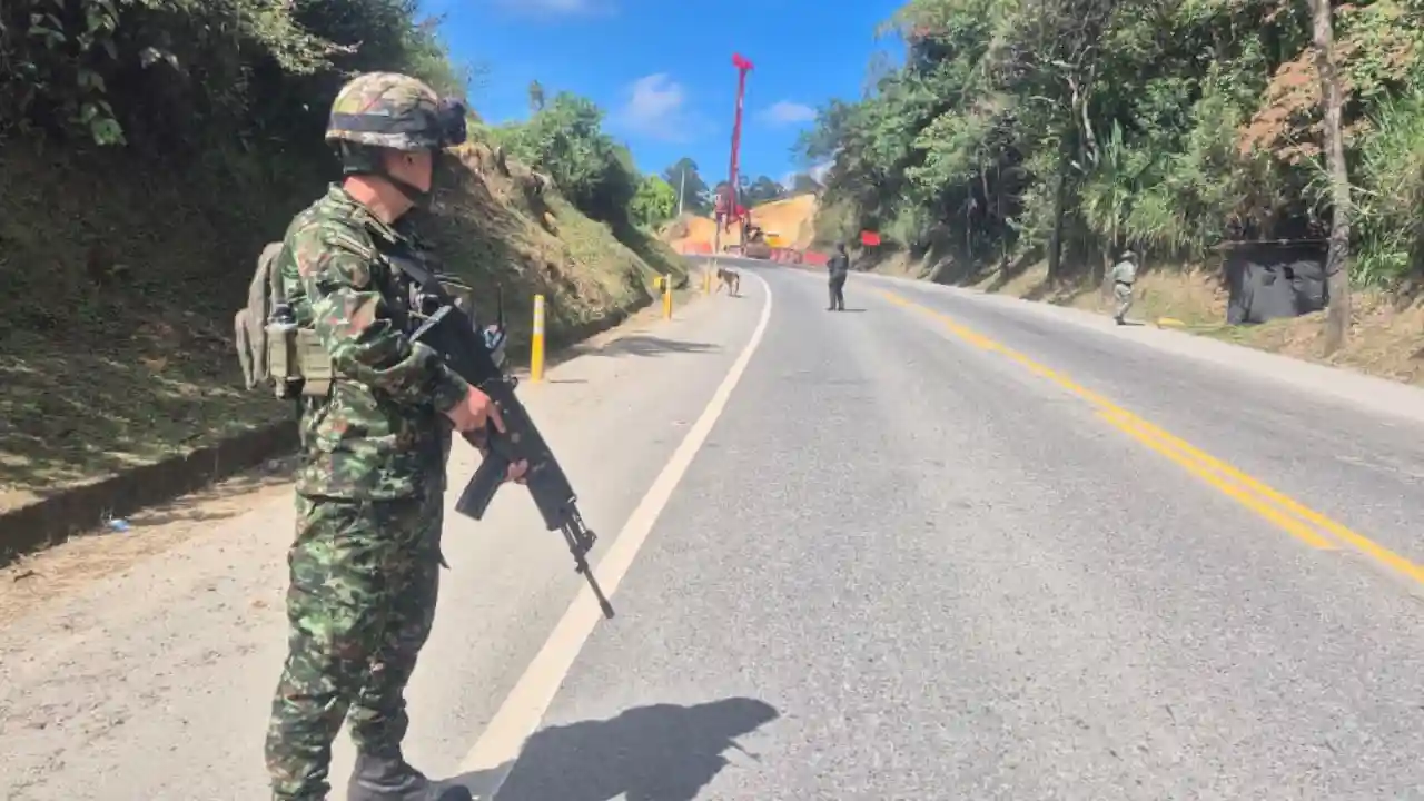 ¡Atención en la Carretera Panamericana! Encuentran explosivos escondidos en alcantarillas en Cauca