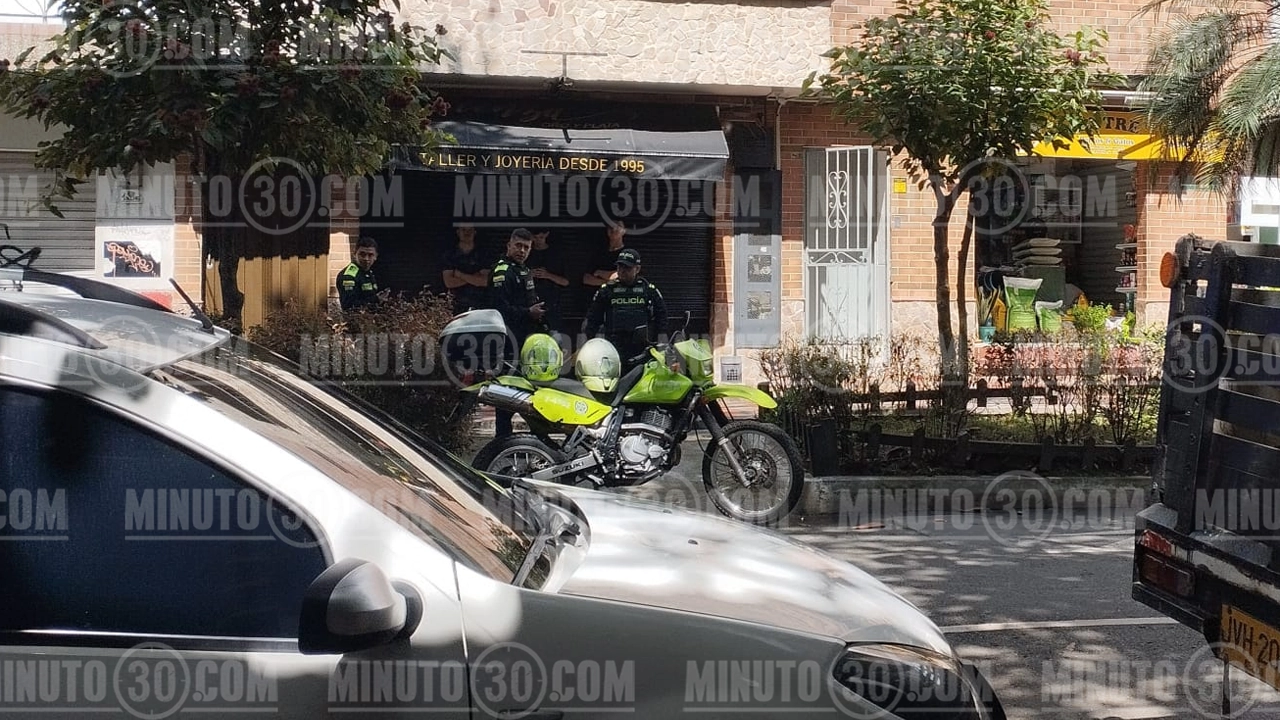 1 Ladrones se metieron a robar a una joyería en Sabaneta se habrían metido por un local desocupado