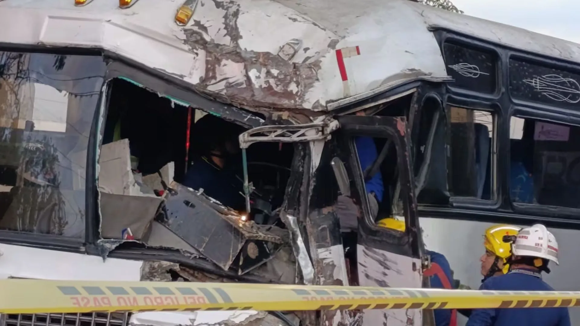 Un bus chocó contra un tren cañero en plena vía Panamericana Fuerte choque entre un bus y un tren cañero dejó varias personas heridas en Palmira