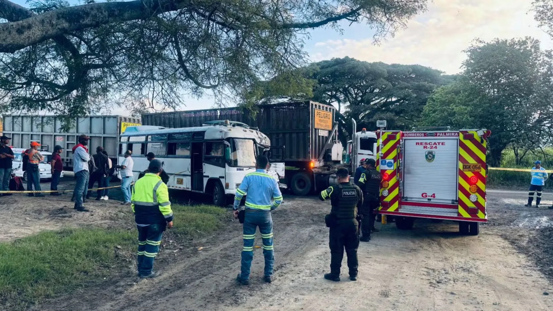 Fuerte choque entre un bus y un tren cañero dejó varias personas heridas en Palmira 2 Un bus chocó contra un tren cañero en plena vía Panamericana Fuerte choque entre un bus y un tren cañero dejó varias personas heridas en Palmira