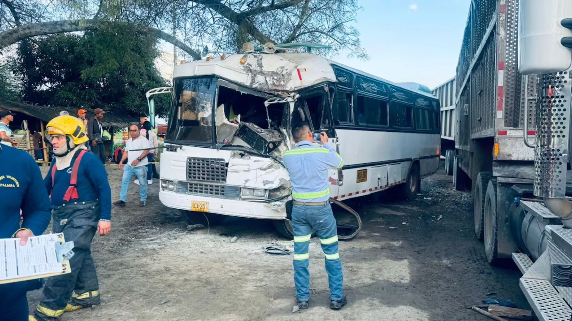 Fuerte choque entre un bus y un tren cañero dejó varias personas heridas en Palmira 3 Un bus chocó contra un tren cañero en plena vía Panamericana Fuerte choque entre un bus y un tren cañero dejó varias personas heridas en Palmira