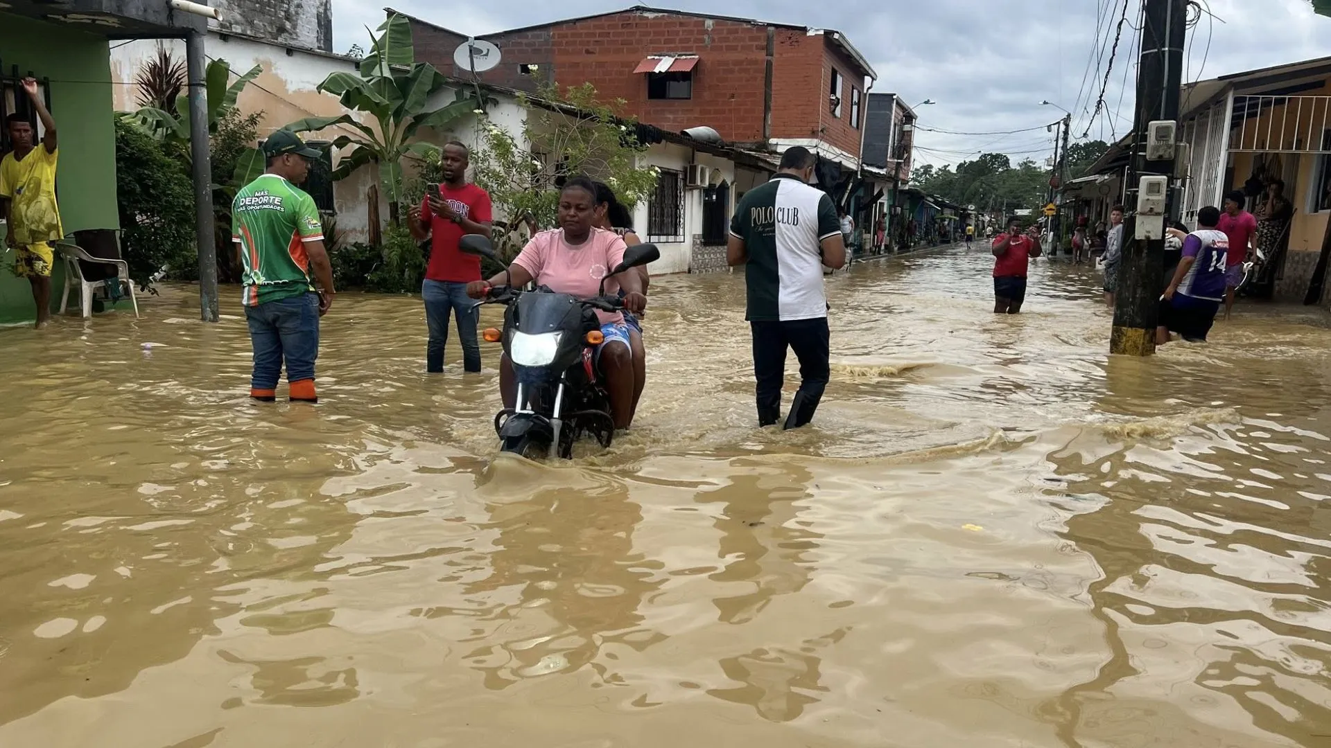 ¡Apartadó bajo el agua! El río Bijagual se desbordó y dejó 10 barrios inundados 2 ¡Apartadó bajo el agua! El río Bijagual se desbordó y dejó 10 barrios inundados
