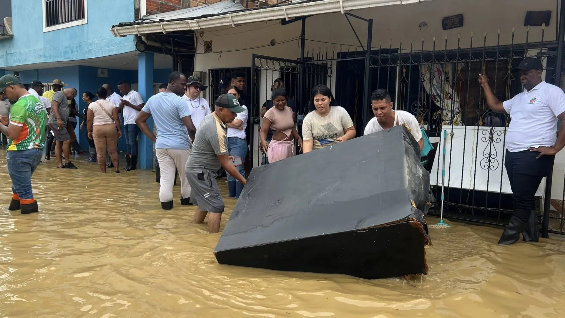 ¡Apartadó bajo el agua! El río Bijagual se desbordó y dejó 10 barrios inundados 5 ¡Apartadó bajo el agua! El río Bijagual se desbordó y dejó 10 barrios inundados
