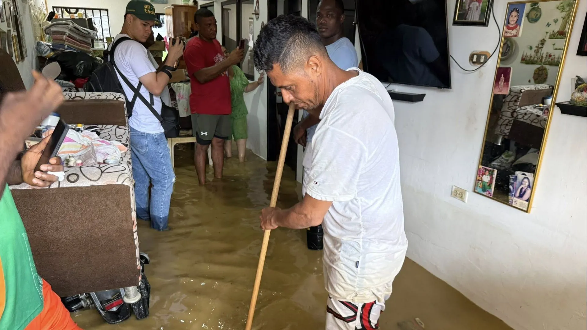 ¡Apartadó bajo el agua! El río Bijagual se desbordó y dejó 10 barrios inundados 4 ¡Apartadó bajo el agua! El río Bijagual se desbordó y dejó 10 barrios inundados